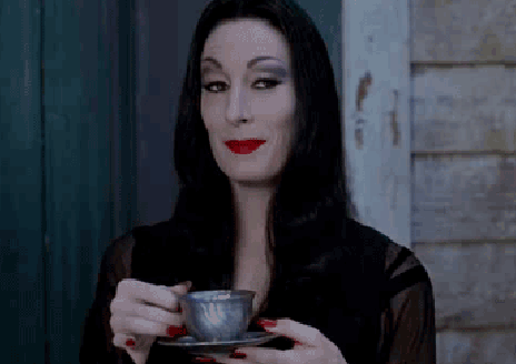 Morticia Addams tomando té 